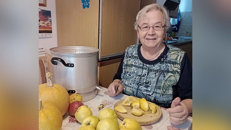 Anneliese Ludwig bei der Arbeit: Quitten aus ihrem Garten mag sie besonders gern, die verarbeitet die 82-Jährige zu Gelee. Dazu