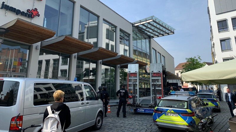 Die Polizei hat das Theresiencenter in Straubing abgeriegelt.