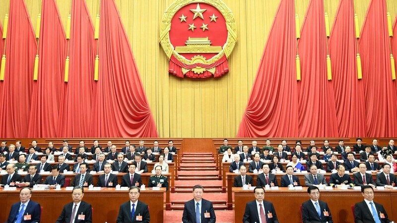 Xi Jinping (M.), Chinas Staats- und Parteichef, und andere chinesische Politiker bei der Abschlusssitzung der Jahrestagung des Volkskongresses 2019: Heuer findet die Tagung erst deutlich später statt als geplant.