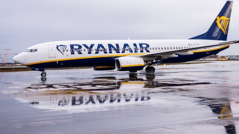 Europas größter Billigflieger Ryanair will seinen Flugbetrieb zum Sommer wieder deutlich hochfahren. An diesem Montag gibt er seinen Jahresumsatz bekannt.