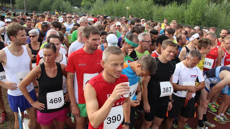 Beim Gäubodenvolksfestlauf nahmen 301 Läufer teil. (Foto: Josef Unterholzner)