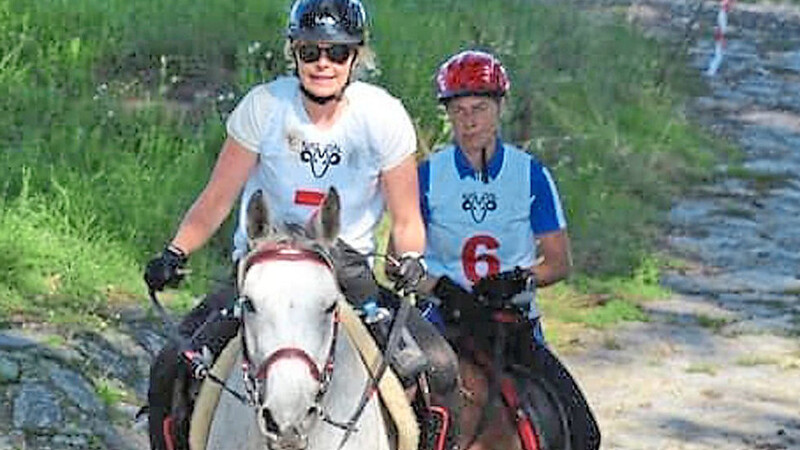 Andrea Michaela Vogl und ihr Pferd Narham Jednostka (vorne) haben bei einem Distanzritt in Chlumec nad Cidlinou (Tschechien) den zweiten Platz gegen internationale Konkurrenz erreicht.