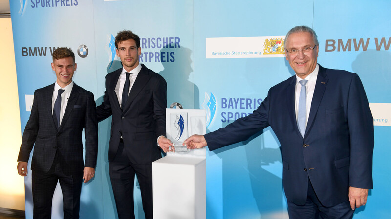 Der bayerische Sportminister Joachim Herrmann (r.) überreicht im Oktober 2020 den Fußballprofis Joshua Kimmich (l.) und Leon Goretzka den Sonderpreis des Bayerischen Sportpreises.