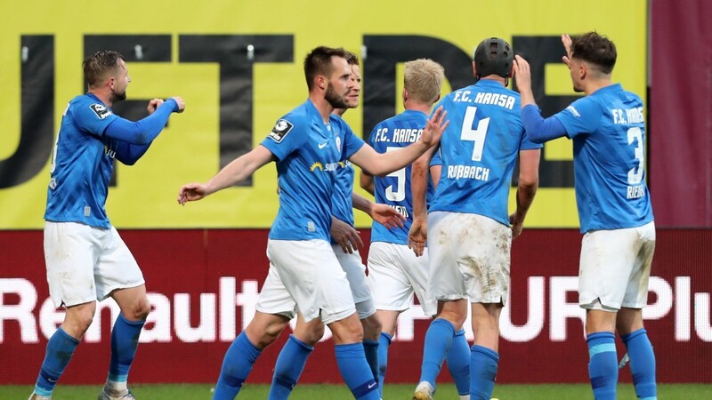 Die Spieler von Hansa Rostock jubeln nach dem 1:0-Sieg gegen die SpVgg Unterhaching über den fast sicheren Aufstieg.