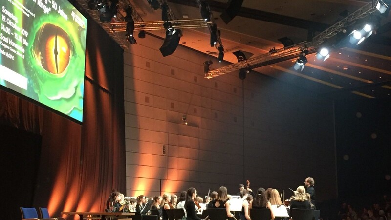 Das Jugendsinfonieorchester Howard Shores begleitet die Jubiläumsfeier mit der Filmmusik von Howard Shores.