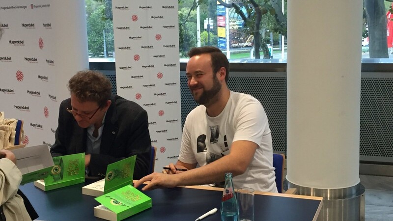 Die Synchronsprecher Manuel Straube aus München (Bilbos Stimme, rechts im Bild) und Timmo Niesner aus Berlin (Frodos Stimme) signieren hunderte Bücher.