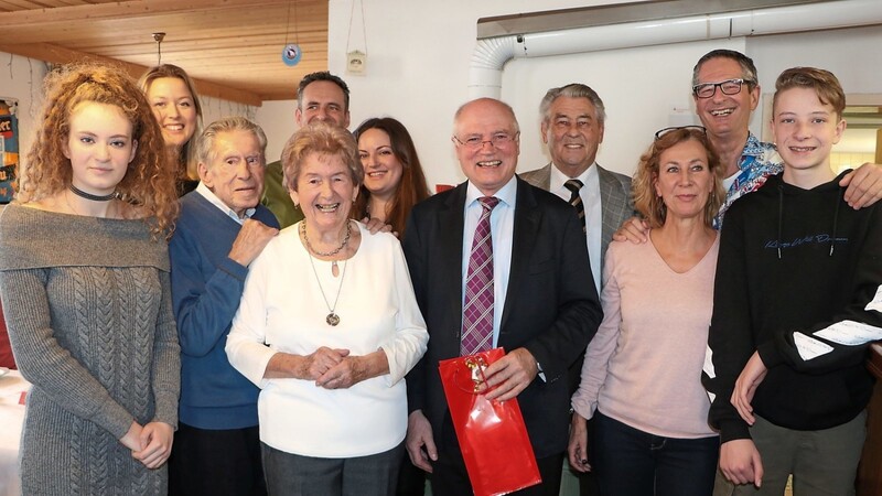 Marianne Brechtel (4. v. l.), hier neben ihrem Gatten Otto (3. v. l.) und inmitten ihrer Familie, nahm die Glückwünsche von Bürgermeister Josef Reiser und stellvertretendem Landrat Sepp Egger zu ihrem 90. Geburtstag entgegen.