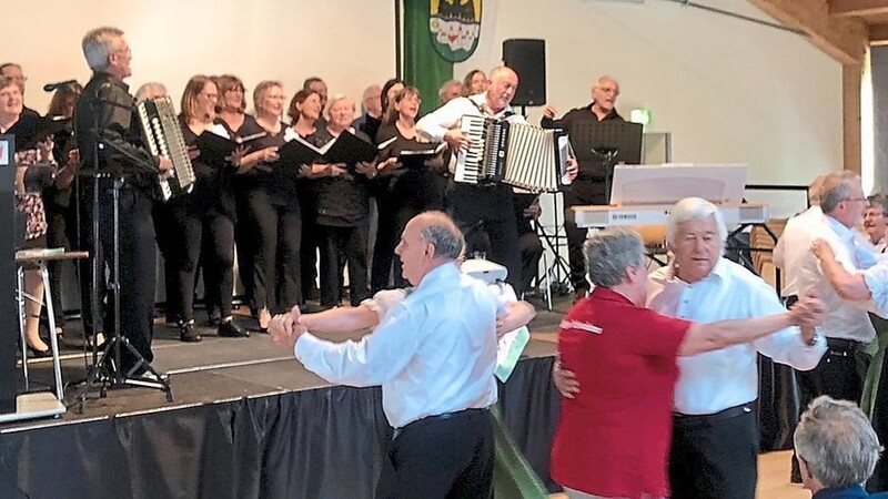 Als die "Donauschwäbische Singgruppe Landshut" Walzer spielt, sind die Mitglieder der "Lustigen Schwaben" nicht zu halten und tanzen los. Später machen Mitglieder des Landshuter Kreisverbandes mit.