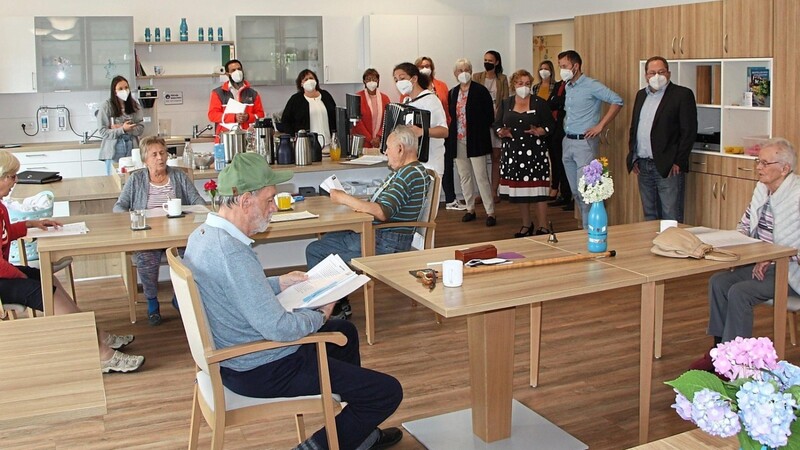Mit fröhlichen Liedern und Akkordeonmusik empfingen die Senioren in der BRK-Tagespflege in Willmering ihre Gäste.