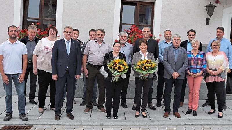Die verabschiedeten Stamsrieder Marktgemeinderäte mit dem neuen Marktrat und Bürgermeister Herbert Bauer (Vierter von links).