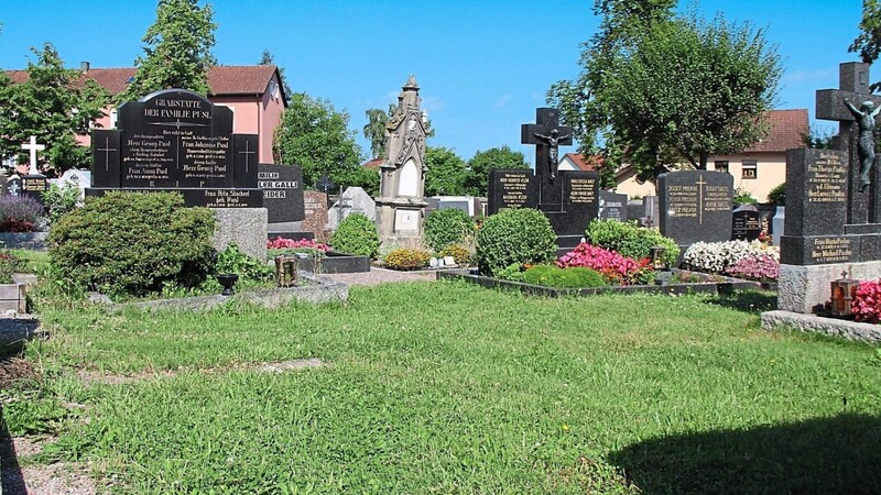 Ungenutzte Freiflächen finden sich im alten Rodinger Friedhof immer wieder. Sie könnten, so eine Überlegung, bei einer gewissen Größe für Urnengräber genutzt werden.