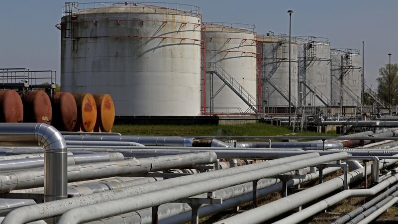 Leitungen und Tanks im Grosstanklager Ölhafen Rostock (GÖR) an der Ostsee. Die EU-Staaten haben ein achtes Paket mit Sanktionen gegen Russland auf den Weg gebracht.