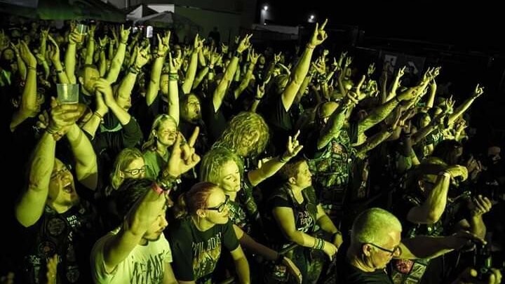 Knapp 1.600 Heavy Metal Fans pilgerten Anfang August zum Metal United Festival nach Obertraubling. An sich eine sehr erfolgreiche Veranstaltung. Die Ernüchterung folgte erst Tage später. Diebe hatten säckeweise Pfandflaschen gestohlen. Der Erlös daraus sollte ursprünglich für einen guten Zweck gespendet werden.