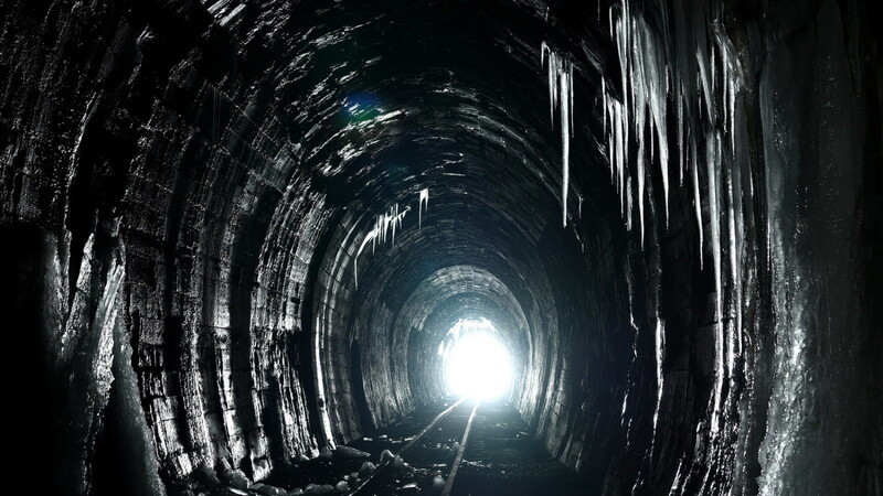 Raus aus dem dunklen Loch: Für Menschen mit Depressionen scheint das Licht am Ende des Tunnels oft weit weg.