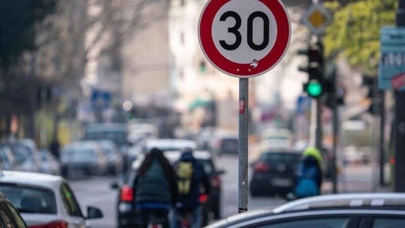 Wer in einer 30er Zone 51 km/h oder schneller fährt, kann laut StVO-Novelle aktuell seinen Führerschein einen Monat los sein. Das könnte sich nun bald wieder ändern. (Symbolbild)