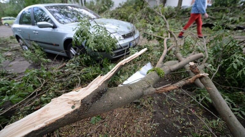 Sturmschäden am Auto zahlt oft die Teilkasko-Versicherung.