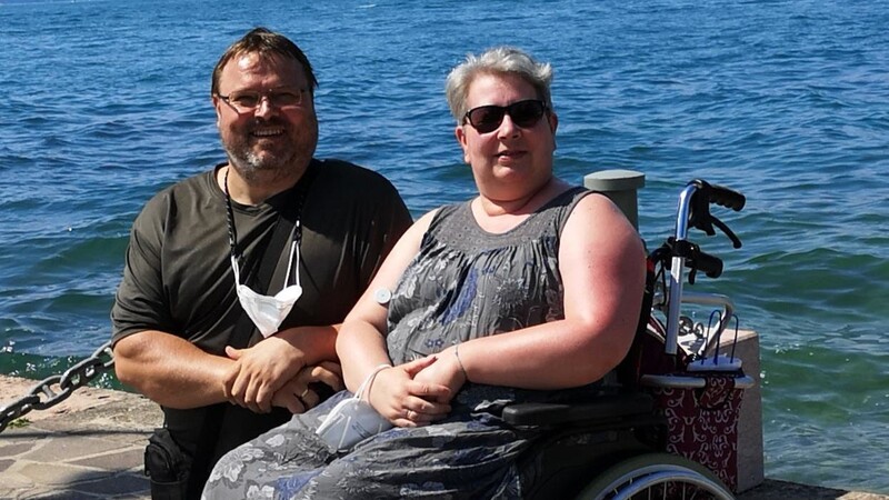 Seit Mai 2021 ist Nicole Aumer auf den Rollstuhl angewiesen. Die Aufnahme mit ihrem Mann Thomas entstand im August in Bardolino.