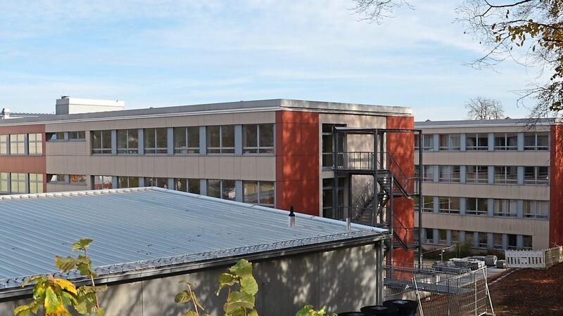 Die Sanierung der beiden mächtigen Klassenzimmerflügel Ost und West am Beruflichen Schulzentrum Kelheim wird voraussichtlich im Juli 2024 in Angriff genommen werden können und dauert dann zweieinhalb Jahre.