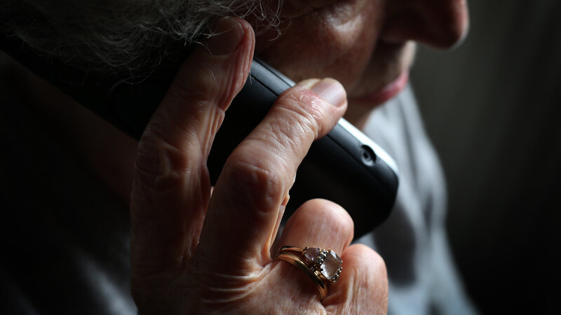 Gerade ältere Menschen werden häufig Opfer von Trickbetrügereien am Telefon, wie zum Beispiel dem Enkeltrick.