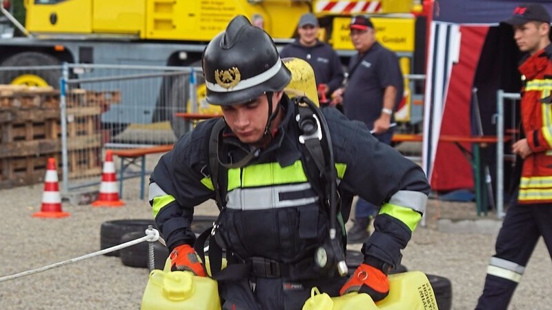 Feuerwehr-Fachmesse "Fire & Rescue".beim 150-jährigen Bestehen der Feuerwehr Vilsbiburg : Hier ein Teilnehmer am Leistungs-Wettbewerb "Vilstal-Hero"