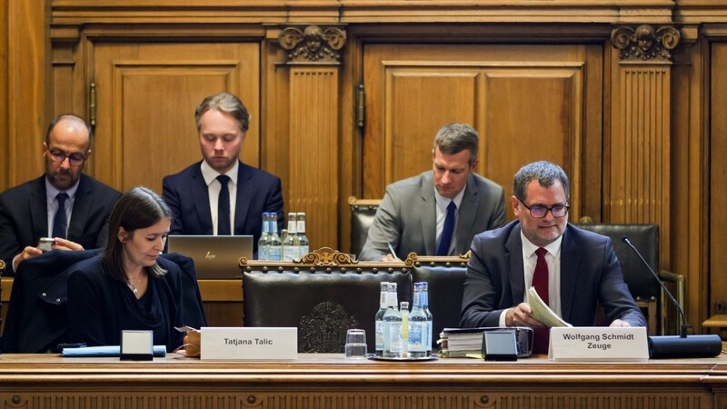 Kanzleramtsminister Wolfgang Schmidt (vorne rechts) ist als Zeuge vor den "Cum-Ex"- Untersuchungsausschuss der Hamburgischen Bürgerschaft geladen worden.