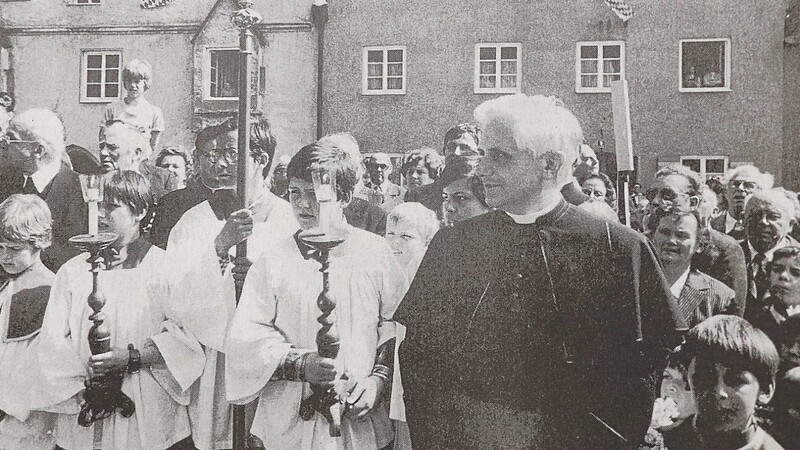 Viele Gläubige bereiten dem künftigen Erzbischof von München und Freising am 23. Mai 1977 einen herzlichen Empfang in Moosburg, das für Joseph Ratzinger "nicht nur eine Stadt der großen Geschichte, sondern der Gegenwart ist", wo Kirche "kein Museum der Vergangenheit, sondern Gegenwart und Heimat des Herzens ist".