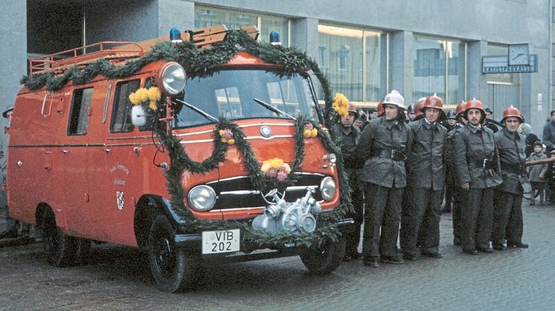 Mit einem Festakt am 26. November 1960 auf dem Stadtplatz wurde das neue Löschfahrzeug der Feuerwehr Vilsbiburg vom Typ LF8 feierlich eingeweiht.