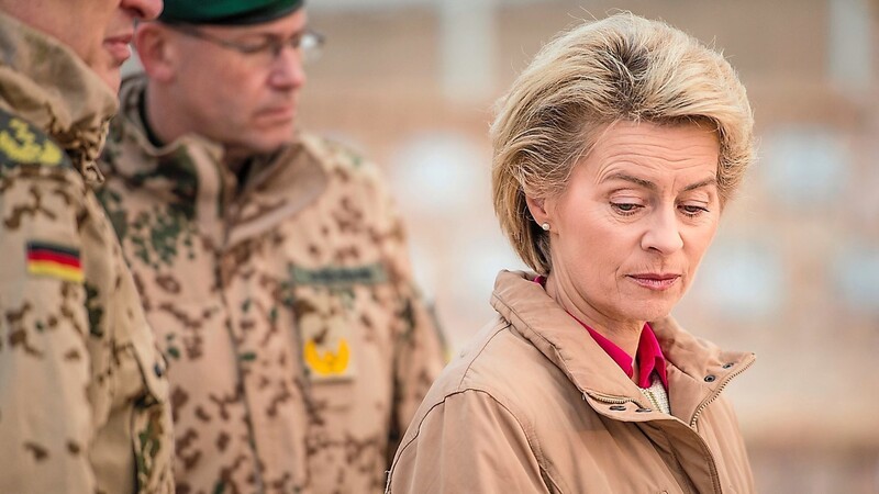 Die damalige Verteidigungsministerin Ursula von der Leyen war nach dem Terrorverdacht gegen den Bundeswehr-Offizier Franco A. gezwungen, sich mit rechtsextremistischen Einstellungen in der Truppe auseinanderzusetzen (Archivbild).