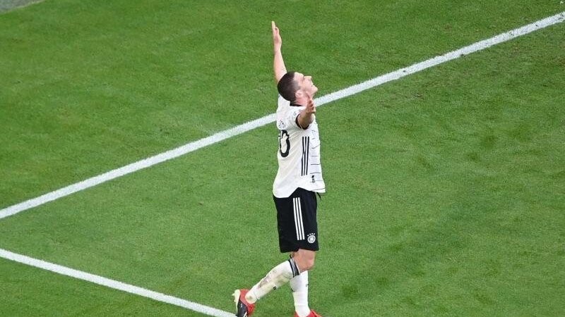 Robin Gosens feiert sein Tor zum 4:1 im EM-Vorrundenspiel Deutschland gegen Portugal. Der Turnierneuling von Atalanta Bergamo entpuppte sich als Hauptgewinn und war an allen deutschen Toren beteiligt.