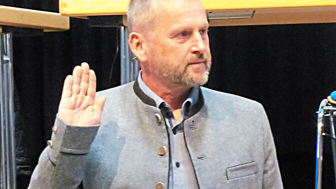 Andreas Ostermaier wurde vom Landrat als neuer Kreisrat vereidigt.
