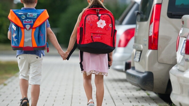 Eltern sollen ihre Kinder auf den Schulweg vorbereiten, damit der Nachwuchs gut ankommt. (Symbolbild)