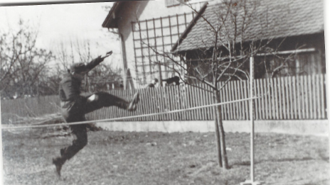 Training für den Fußball: 1949 von Foto Peter aufgenommen, gab es noch viele freie Flächen für sportliche Ertüchtigung, zum Beispiel zwischen dem Leitl- und dem Haidn-Haus.