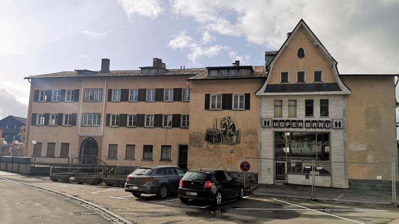 Das Gebäude der ehemaligen Brauerei Hofer wird abgerissen und neu gebaut. Dorthin umziehen soll dann die Stadtbibliothek. Über die weitere Nutzung will man mit dem Stadtrat und den Bürgern diskutieren.