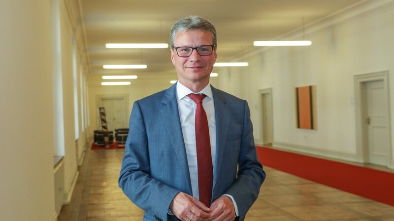 Kunstminister Bernd Sibler im Ministergang des Kunstministeriums am Münchner Salvatorplatz