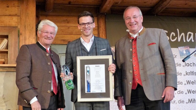 Kabarettist Martin Frank wurde von Jury-Sprecher Theo Zellner und Landrat Franz Löffler mit dem Kulturpreis "Schauer 2019" ausgezeichnet.