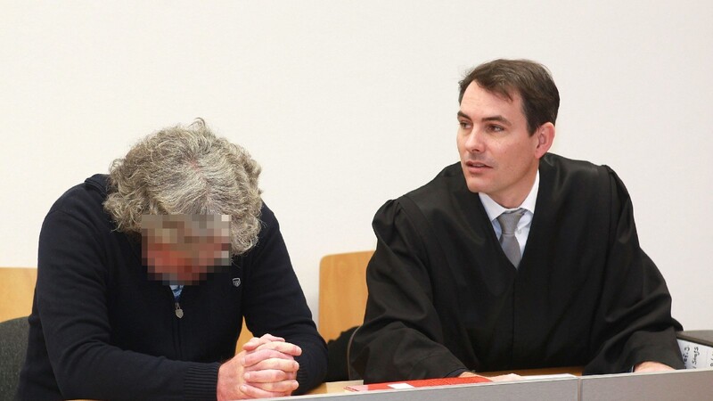Johann G. (links, neben ihm sein Verteidiger Jörg Kaiser) muss wegen versuchten Mordes für sieben Jahre hinter Gitter.