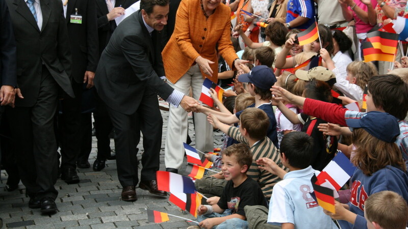 Am 9. Juni 2008 besuchten Bundeskanzlerin Angela Merkel und Frankreichs Präsident Nikolas Sarkozy Straubing. Mit der französischen Stadt Romans-sur-Isere verbindet Straubing seit 51 Jahren eine Städtepartnerschaft.
