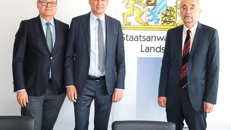 Stellten das Traunsteiner Modell vor (von links): Generalstaatsanwalt Reinhard Röttle, Justizminister Georg Eisenreich und Landshuts Leitender Oberstaatsanwalt Alfons Obermeier.