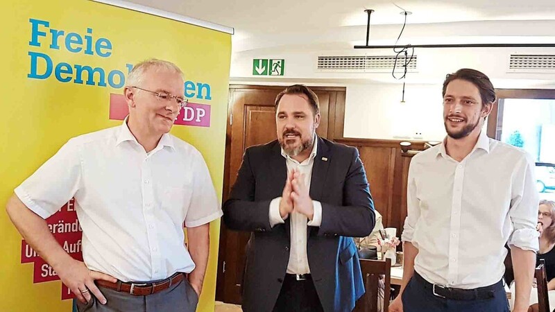 Oberbürgermeister Alexander Putz (von links), der FDP-Landesvorsitzende Daniel Föst und Generalsekretär und Kreisvorsitzender Norbert Hoffmann im angeregten Gespräch