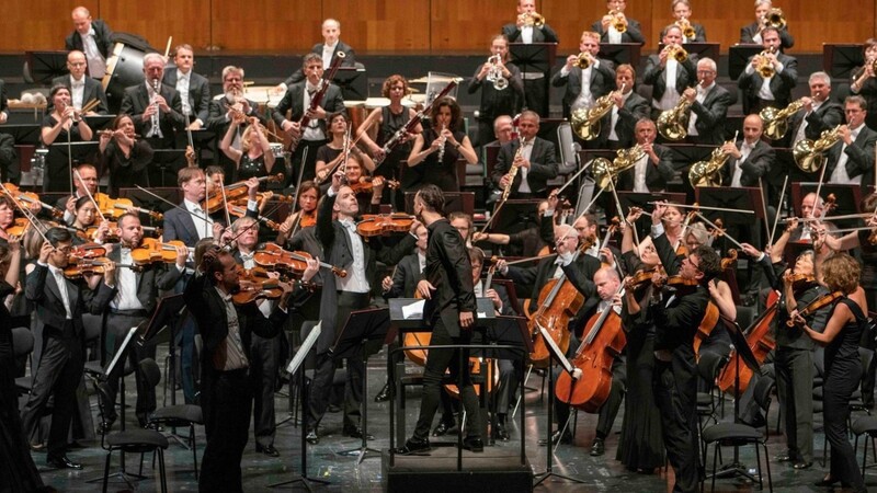 Da pustet einen das Blech weg: Teodor Currentzis und das entfesselt im Stehen spielende SWR Symphonieorchester in Salzburg.