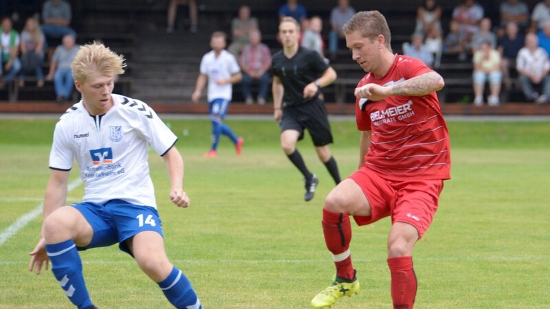 Jakob Süsser und der 1. FC Bad Kötzting wollen sich auch in der Rückrunde gegen den TSV Bad Abbach durchsetzen.