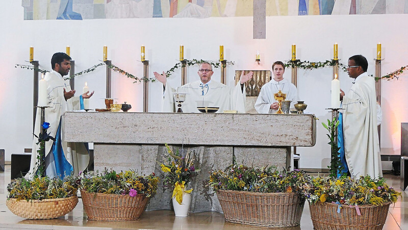Stadtdekan Johannes Plank (Mitte) mit Pater Anil (links) und Pater Laban (rechts) am Altar.
