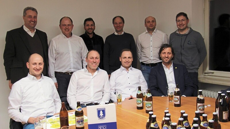 Vertreter des Vereins, darunter Festausschussleiter Tobias Eckl und Vorsitzender Martin Wühr (vo.v.li.) trafen sich mit Brauerei Geschäftsführer Markus Grüsser (hi.li.) und Braumeister Daniel Manzer (hi.3.v.li.), um über das Festbier zu sprechen.