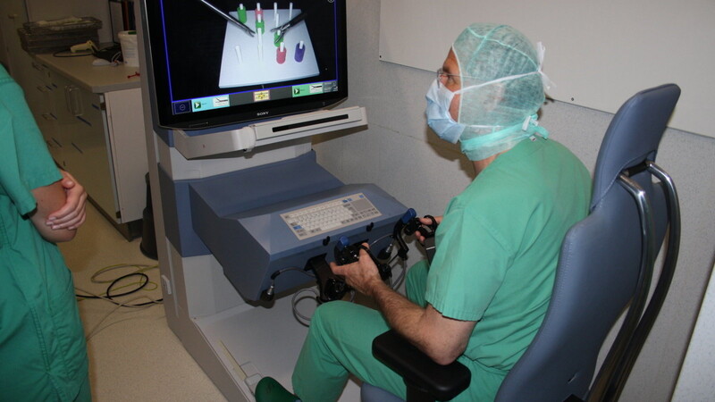 Am Bildschirm steuert der Arzt die Sensoren für die Roboter-Arme.