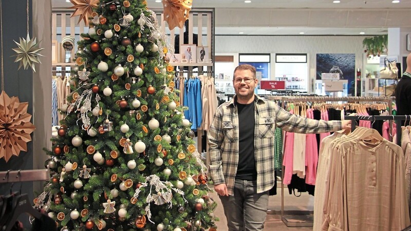 "Der Christkindlmarkt war als Anziehungspunkt wichtig für uns." Nino Ardolic, Leiter des Modehauses Frey, freut sich über viele Kunden während der Adventszeit.