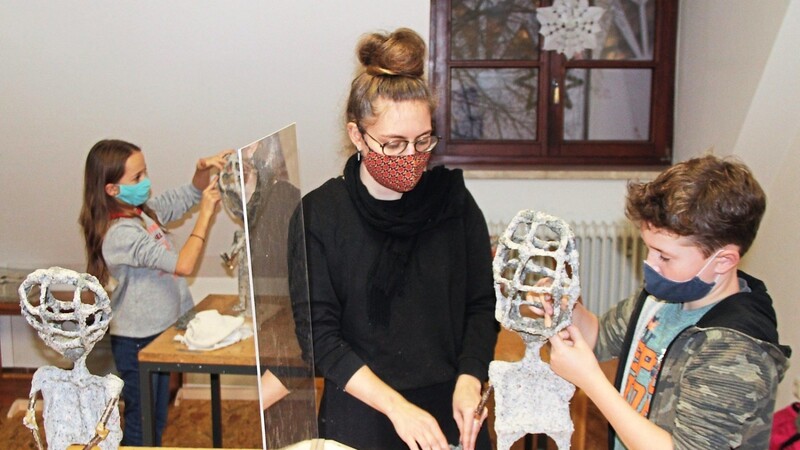 Maria und Simon sind unter Begleitung und Anleitung von Julia Breu vom Kunstbetrieb mit Eifer am Werk.