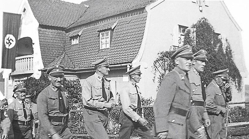 Hier marschiert die NSDAP-Kreisleitung beim Erntedankumzug durch Hebrontshausen. Als sie nach dem Krieg im Lager landeten, ist den lokalen Nazigrößen das Lachen vergangen.