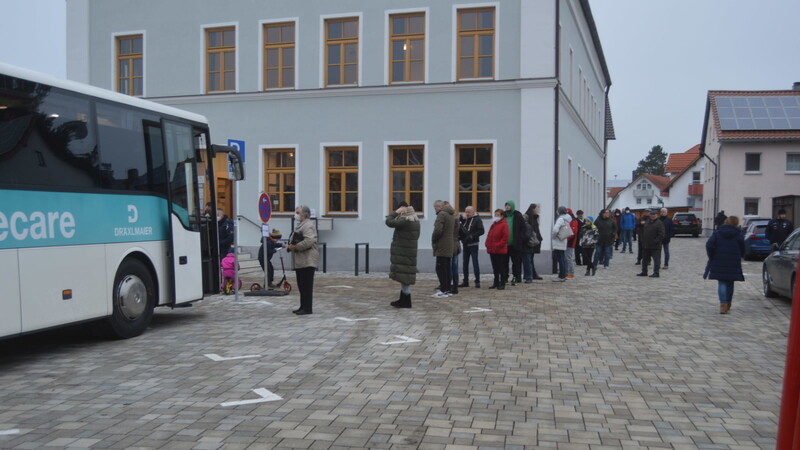 Eine lange Menschenschlange bildete sich am Samstag vor dem Bürgerhaus und vor dem Impfbus.