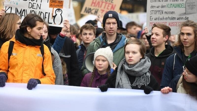 Klimaaktivistin Greta Thunberg (M) bei einem Klimastreik Anfang März.