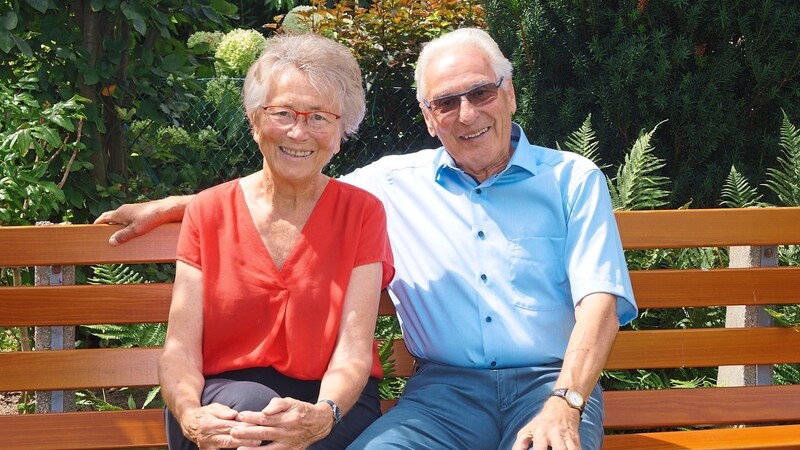Zusammen mit seiner Ehefrau Ingrid genießt Hans Winklmann seinen Ruhestand im schönen Garten am Tulpenweg.